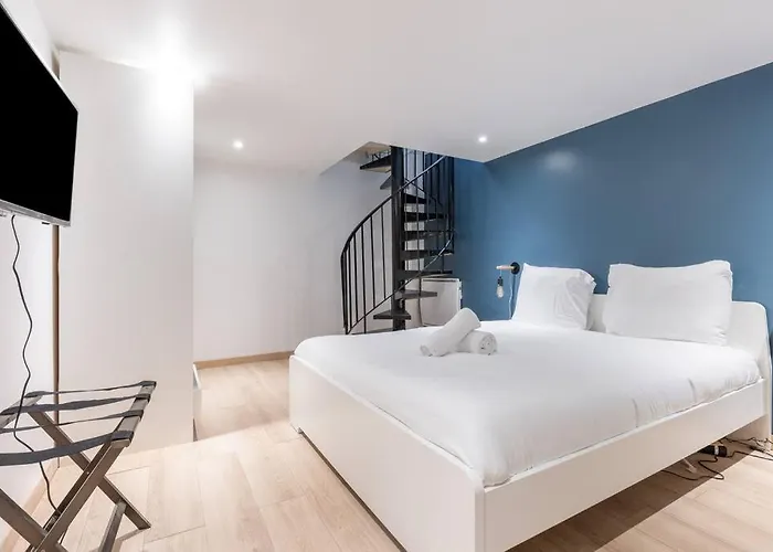 Charming Two Bedroom Wagram 17th