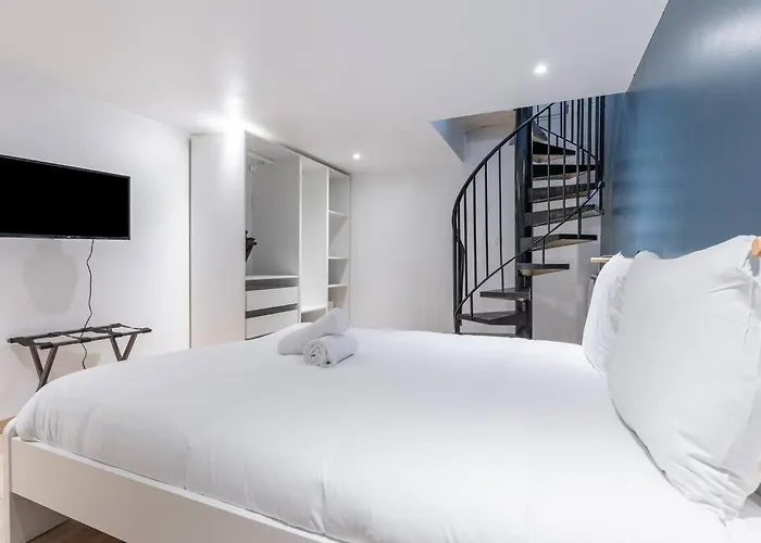 Charming Two Bedroom Wagram 17th